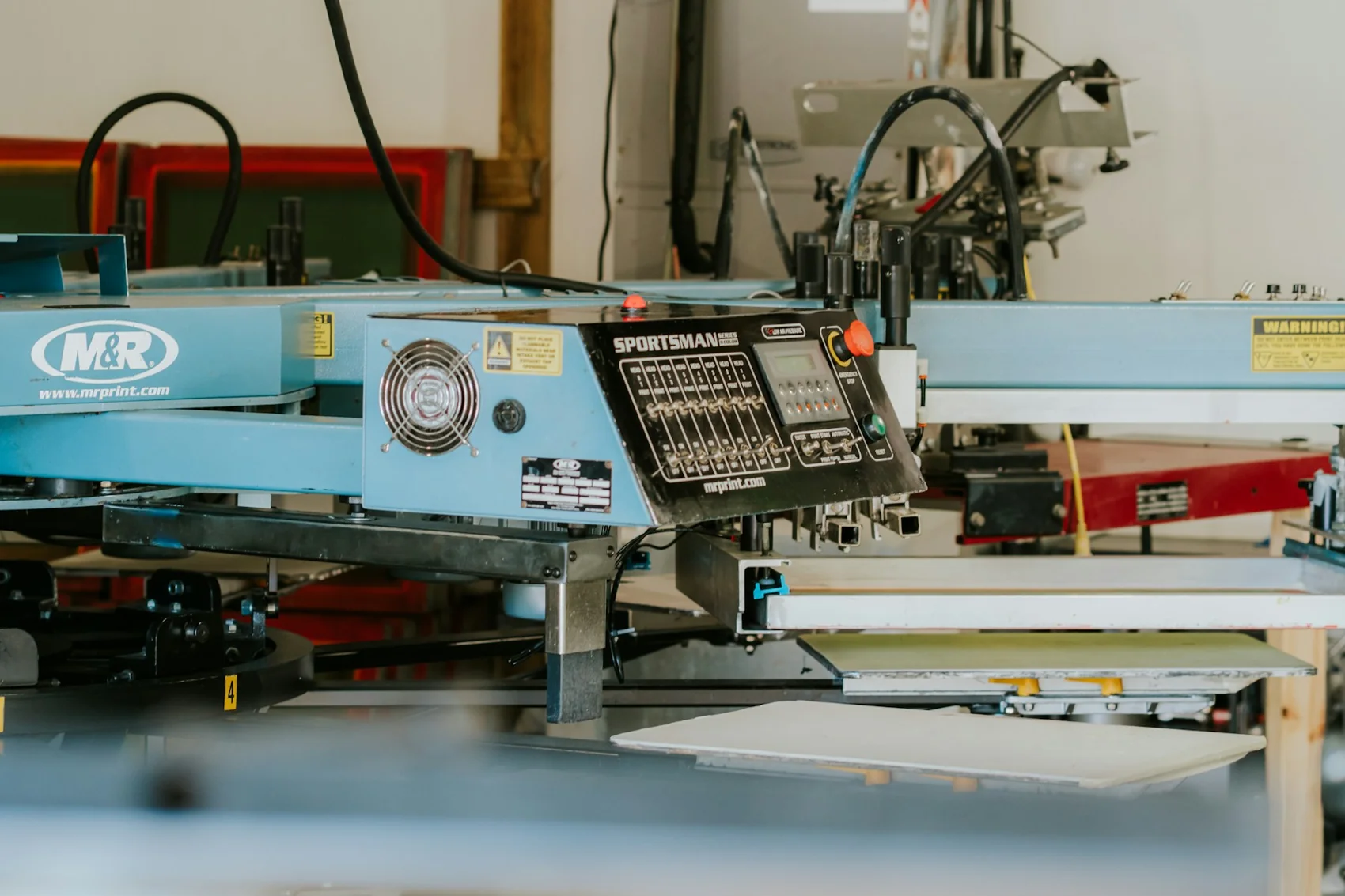 Textielbedrukking op een industriële zeefdrukmachine