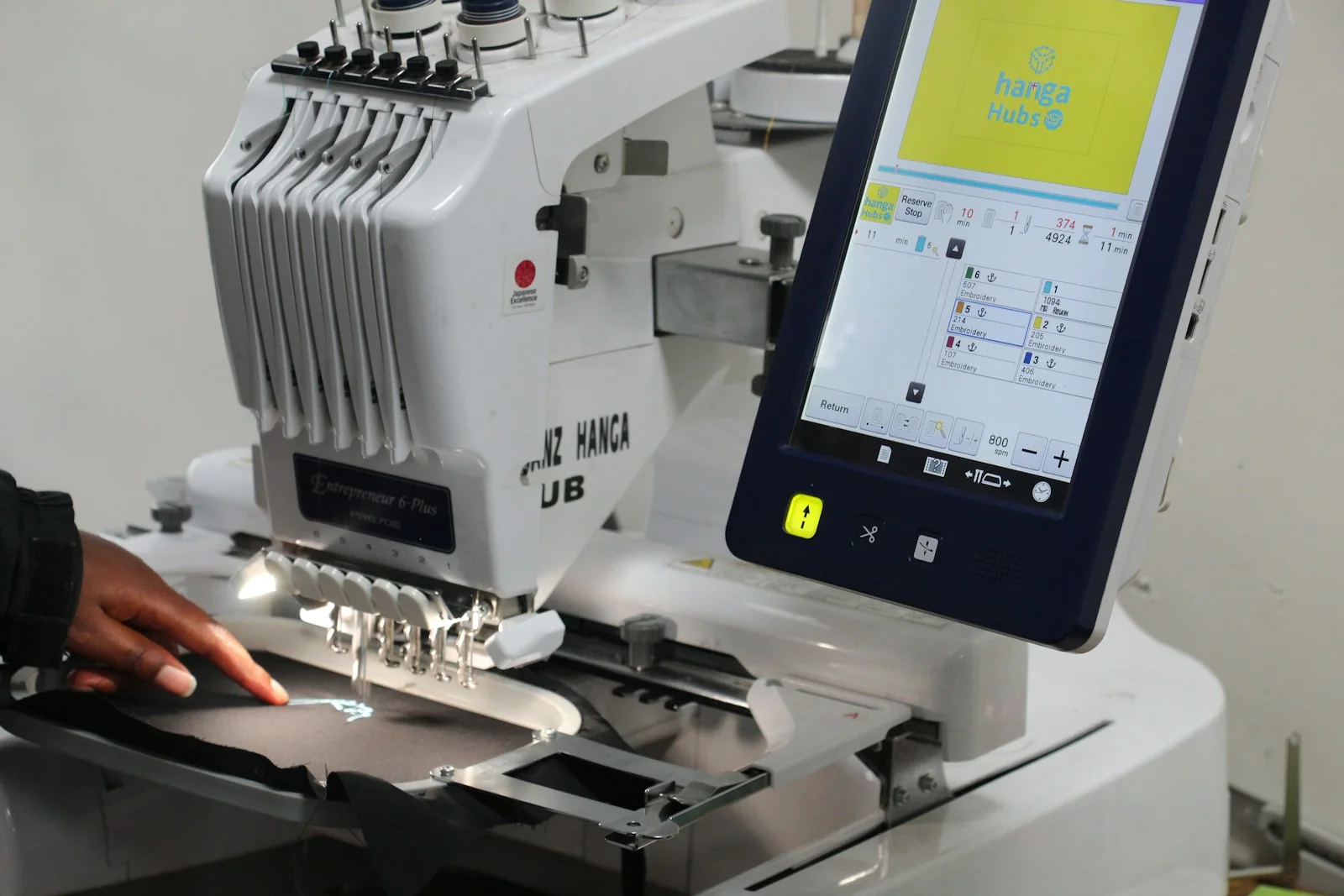 Borduurmachine tijdens het verwerken van textiel